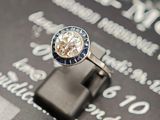 Gros plan sur une bague ornée d'un diamant
