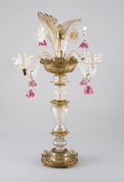 MURANO. Candélabre en verre partiellement teinté rose, à qua…