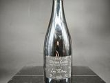 photo d'une bouteille de champagne posée sur une table noire