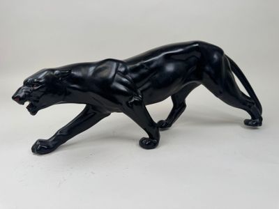 une image représentant une statue de panthère noire sur fond blanc