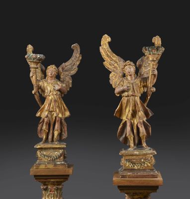 une paire de figurines d'anges en bronze sur socles