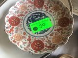 une assiette sur laquelle est collé un autocollant vert, posée sur une table