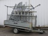 un camion avec une remorque chargée de barres métalliques
