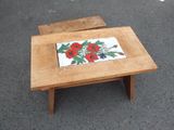 une petite table sur laquelle est posé un carreau