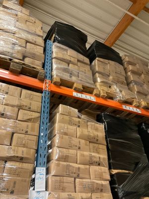 une grande quantité de cartons empilés sur une étagère dans un entrepôt