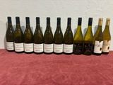 plusieurs bouteilles de vin sont alignées sur une table