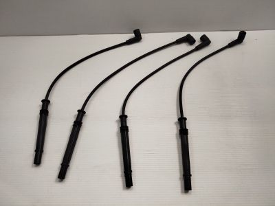 un ensemble de quatre électrodes noires posées sur une surface blanche