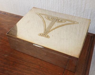 une boîte en bois décorée, posée sur une table