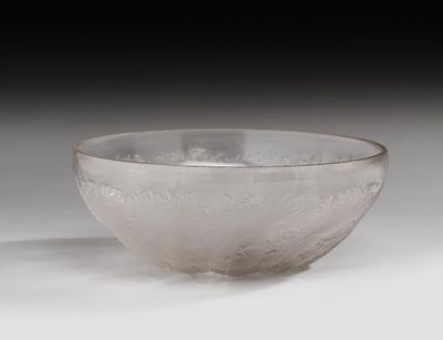 un bol en verre posé sur une table
