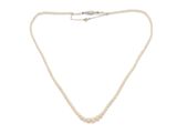 un collier de perles blanches avec un fermoir en argent sur fond blanc