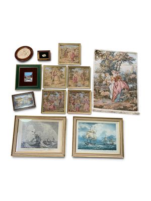 beaucoup de photos et de tableaux encadrés accrochés au mur