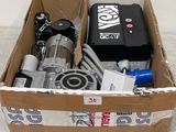une boîte en carton remplie d'objets divers, posée sur une table