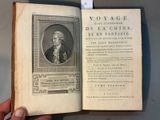 Quelqu'un tient un livre sur lequel figure la photo d'un homme en costume.