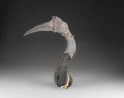 une image représentant une sculpture d'un oiseau au long bec