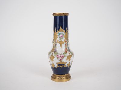 une image représentant un vase bleu et doré orné de fleurs