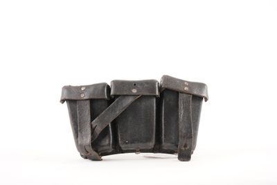 une image représentant une paire d'étuis en cuir noir sur fond blanc