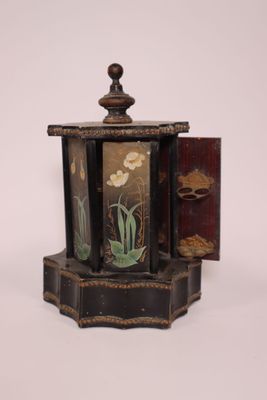 une petite boîte en bois avec un tableau dessus