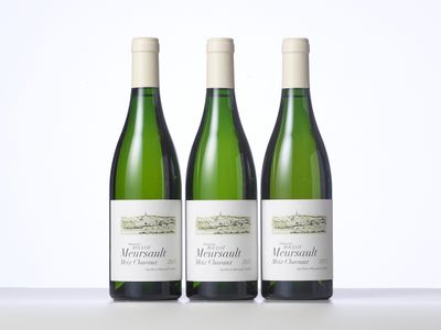 trois bouteilles de vin posées sur une table l'une à côté de l'autre