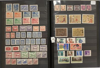 de nombreux timbres différents sur les pages d'un livre