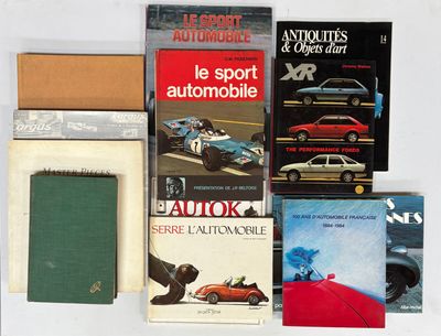 un grand nombre de livres posés sur une table
