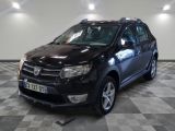 la photo d'une voiture noire garée dans un garage