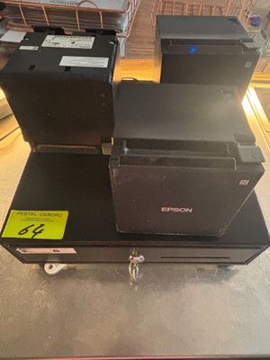 deux boîtes posées sur une table
