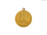 gros plan d'une pièce d'or sur laquelle figure le visage d'un homme