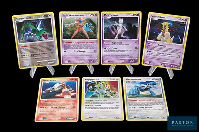 Plusieurs cartes Pokémon sont alignées les unes à côté des autres sur un fond noir.