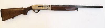 un fusil de chasse posé sur une table