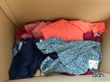 une boîte en carton remplie de vêtements et d'articles d'habillement