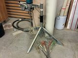 une machine posée sur une table dans un garage