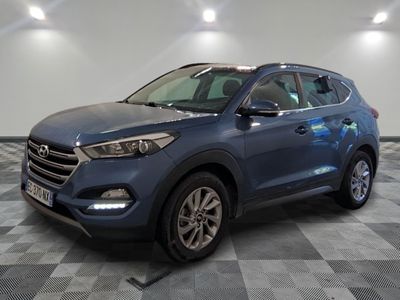 une Hyundai Tucson bleue de 2017 garée sur un sol à damier