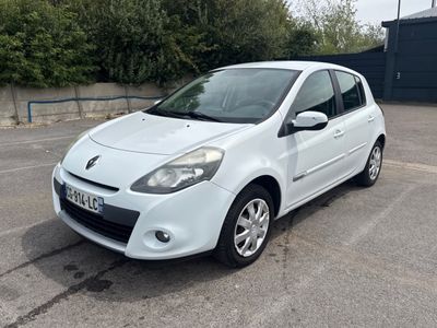 la photo d'une petite voiture blanche garée dans un parking