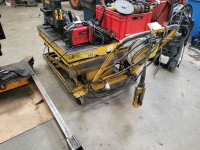 une photo d'un homme travaillant sur une machine dans un garage