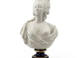 buste d'une femme portant un foulard et un collier de perles