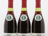 trois bouteilles de vin sont alignées sur une surface blanche