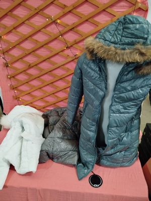 une chaise rose sur laquelle est posé un blouson bleu