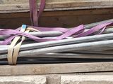 un tas de barres d'acier posé sur un tas de bois