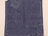 un gros plan sur une jupe en jean sur laquelle est inscrit le mot « Dior »