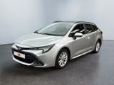 La Toyota Corollant est garée dans une pièce blanche