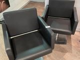 deux chaises qui sont assises ensemble dans une pièce