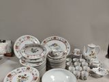 beaucoup d'assiettes et de tasses sur la table