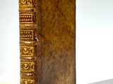 un vieux livre posé sur une table