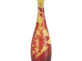 une image représentant un vase rouge et jaune sur fond blanc