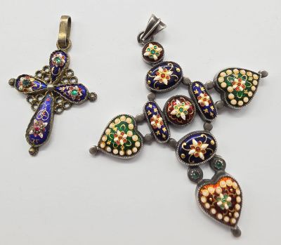 deux bijoux sont exposés sur une surface blanche
