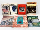 plusieurs livres posés les uns à côté des autres sur une table blanche