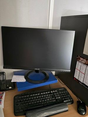 deux écrans d'ordinateur et un clavier sur un bureau