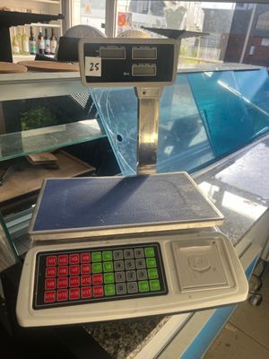 une photo d'une balance posée sur le comptoir d'un magasin