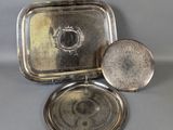 un plat en argent avec un couvercle et un plat en argent avec un plat en argent avec un plat en argent avec un couvercle en argent et un plat en argent avec un plat en argent avec un plat en argent