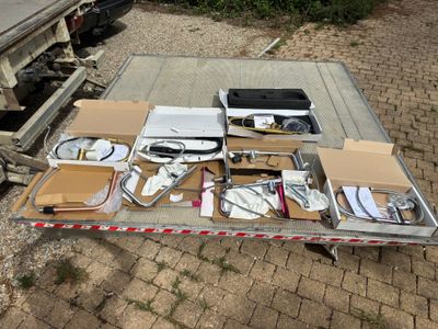 une table sur laquelle sont posés de nombreux objets